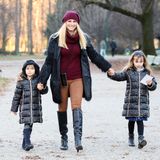 23. Dezember 2019  Um die Wartezeit auf Heiligabend zu verkürzen, macht Michelle Hunziker mit ihren Töchtern Sole und Celeste einen Weihnachtsspaziergang im Park Montanelli in Mailand. Besonders süß dabei: Die beiden kleinen Damen im Partner-Outfit!