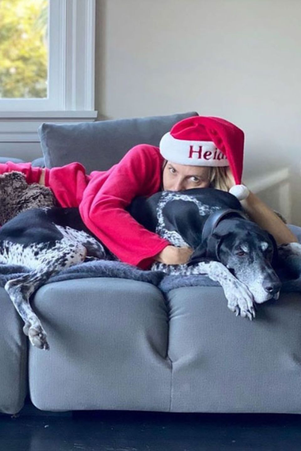 Platz da - jetzt wird gekuschelt! Was gibt es Schöneres als nach dem gemeinsamen Festessen faul auf der Couch zu liegen. Das denken sich auch Weihnachtsfrau Heidi Klum und ihre beiden Fellnasen. Und wo sitzt jetzt der Rest der Familie? Platz da - jetzt wird gekuschelt! Was gibt es Schöneres als nach dem gemeinsamen Festessen faul auf der Couch zu liegen. Das denken sich auch Weihnachtsfrau Heidi Klum und ihre beiden Fellnasen. Und wo sitzt jetzt der Rest der Familie?