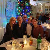 Was für eine schöne Familie! Reese Witherspoon und Jim Toth halten das gemeinsame Weihnachtsessen mit den Kindern Ava, Deacon und Tennessee James mit einem netten Schnappschuss fürs Familienalbum fest.