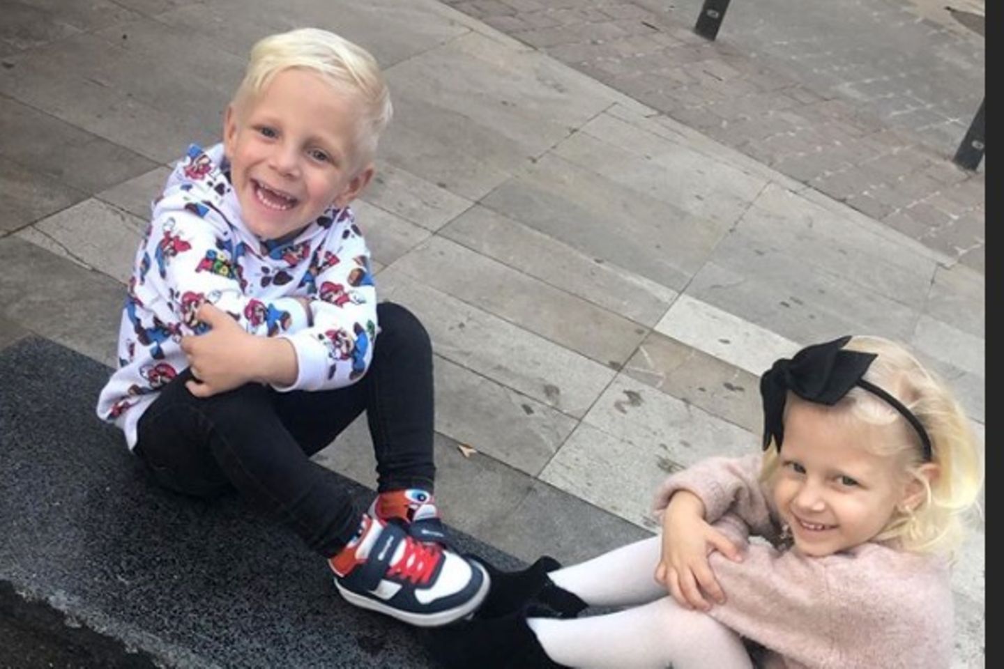 Sophia Thomalla: Diego Armani und Jenna Soraya Büchner posieren auf einer Mauer. Diego Armani und Jenna Soraya Büchner posieren auf einer Mauer.