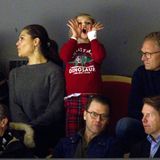 Lautstark feuert Prinzessin Estelle die Teams während eines Eishockeyspiels an und hüllt sich – statt in ein Fan-Trikot – in einen kuscheligen Weihnachtslook. Über ihre schicke weiße Bluse trägt Estelle einen warmen roten Pulli mit süßem Dino-Aufdruck von H&M – für rund acht Euro! Ein wahres Weihnachtsschnäppchen.