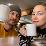 Kate Hudson und ihr Bruder Oliver Hudson machen es sich noch etwas verschlafen am Frühstückstisch gemütlich. Das hat einen guten Grund, denn sie planen eine neue Folge ihres gemeinsamen Podcasts.