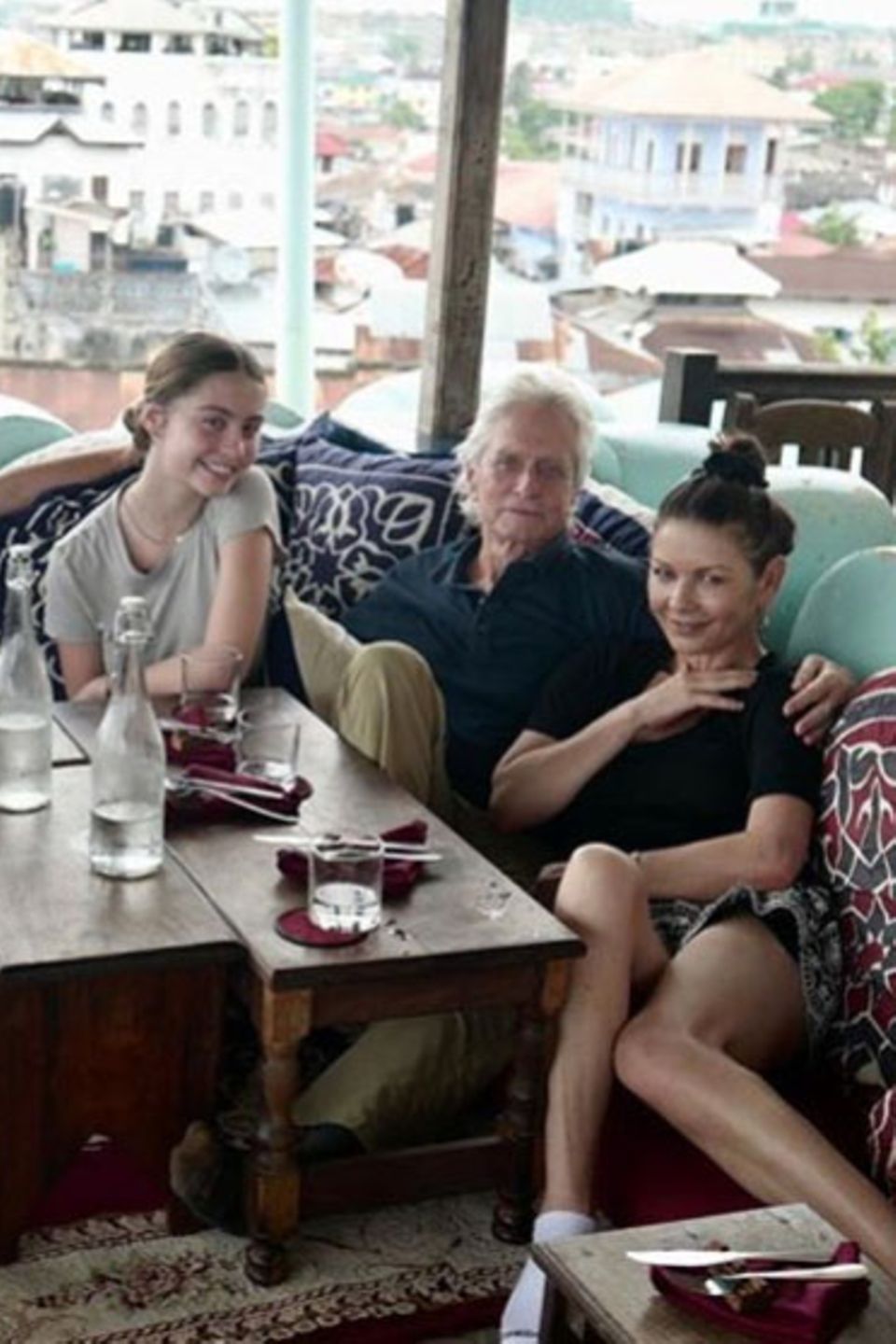 29. Dezember 2019  Catherine Zeta-Jones und ihr Mann Michael Douglas gönnen sich mit den gemeinsamen Kindern eine schöne Auszeit auf der Insel Sansibar. Mit diesem netten Familienfoto senden sie uns entspannte Grüße zum Sonntag via Instagram.
