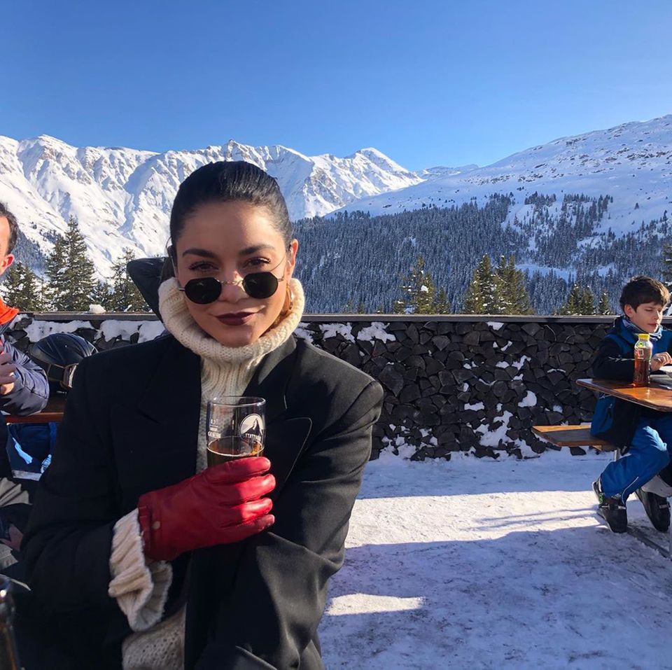 Vanessa Hudgens nimmt's nicht ganz so sportlich und genießt lieber den schönen Ausblick. Vanessa Hudgens nimmt's nicht ganz so sportlich und genießt lieber den schönen Ausblick.