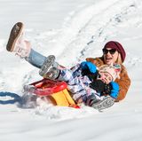 Dann können sie Vollgas geben! Michelle Hunziker und Tochter Celeste lehnen sich mit vollem Körpereinsatz in die Kurve - und machen eine Landung in den Schnee. 