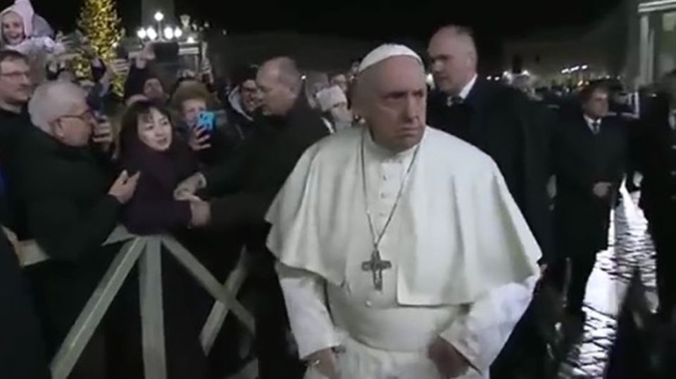 Papst Franziskus: Wütender Klaps für aufdringlichen Fan
