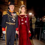 Zum Neujahrsempfang auf Schloss Amalienborg erscheint Prinzessin Mary in einer burgunderroten Robe mit U-Boot-Ausschnitt an der Seite von Prinz Frederik. Während der Schnitt des Kleides, der an den von Herzogin Meghans Brautkleid erinnert, sehr schlicht ist... 