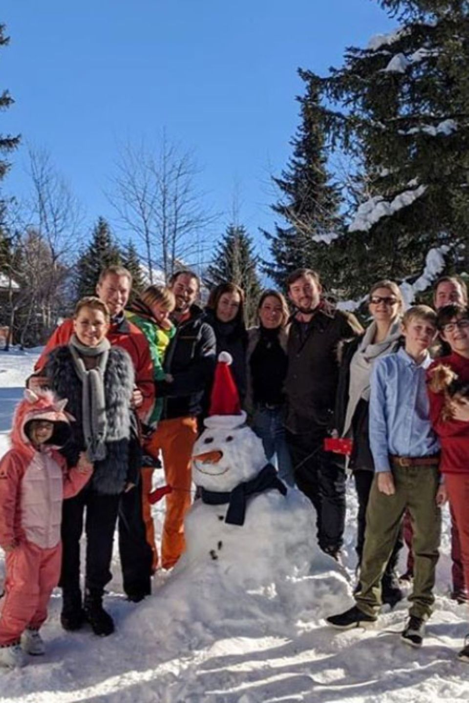 2. Januar 2020 Großherzog Henri und seine Frau Maria Teresa von Luxemburg starten das Jahr im Kreise der Familie. Zusammen mit ihren Kindern und Enkelkindern verbringen sie eine schöne Auszeit in der winterlichen Schweiz, Schneemann-Bauen inklusive. 2. Januar 2020 Großherzog Henri und seine Frau Maria Teresa von Luxemburg starten das Jahr im Kreise der Familie. Zusammen mit ihren Kindern und Enkelkindern verbringen sie eine schöne Auszeit in der winterlichen Schweiz, Schneemann-Bauen inklusive.