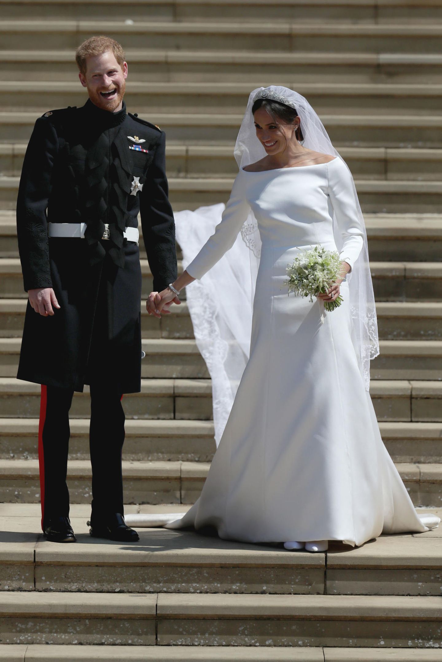 Die Fotos dieser royalen Hochzeit gingen um die ganze Welt: Als Meghan ihrem Harry das Jawort gibt, trägt sie ein schlichtes weißes Kleid von Givenchy. Mit ihrem klassisch eleganten Stil wird sie zum Vorbild für unzählige Frauen - so auch für Prinzessin Mary von Dänemark. 