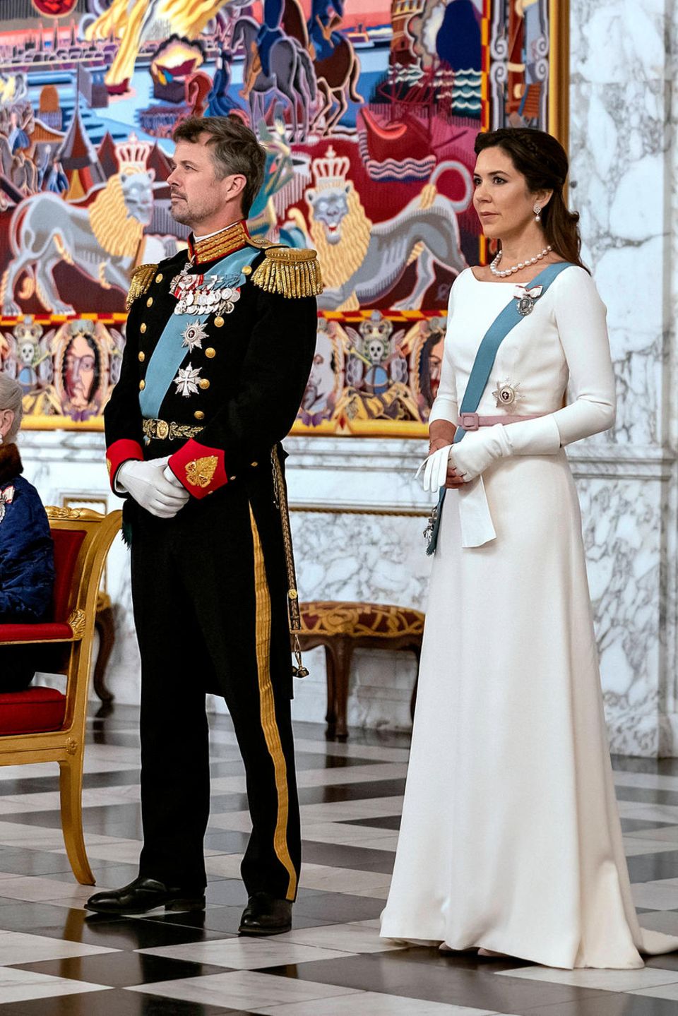 2. Januar 2020  Beim formellen Neujahresempfang für die Diplomaten begrüßen Prinz Frederik und Prinzessin Mary an der Seite von Königin Margrethe im prunkvollen Rittersaal auf Schloss Christiansborg ihre Gäste.