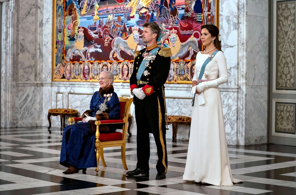2. Januar 2020 Beim formellen Neujahresempfang für die Diplomaten begrüßen Prinz Frederik und Prinzessin Mary an der Seite von Königin Margrethe im prunkvollen Rittersaal auf Schloss Christiansborg ihre Gäste. 2. Januar 2020 Beim formellen Neujahresempfang für die Diplomaten begrüßen Prinz Frederik und Prinzessin Mary an der Seite von Königin Margrethe im prunkvollen Rittersaal auf Schloss Christiansborg ihre Gäste.