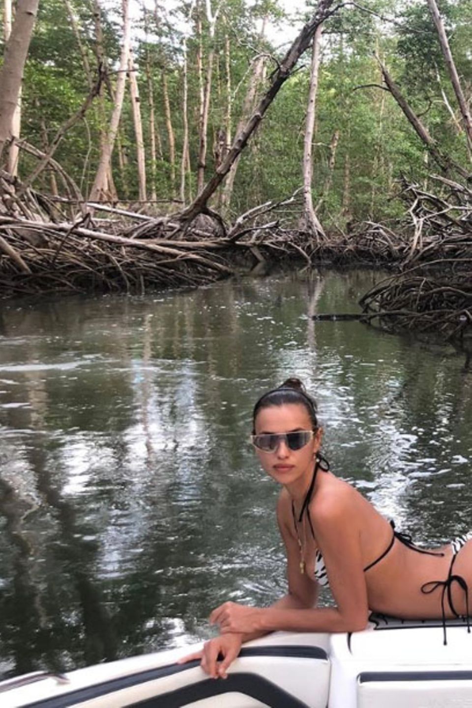 10. Januar 2020  Ganz entspannt schippert Supermodel Irina Shayk durch den Dschungel von Costa Rica. Zum Glück kam kein Krokodil auf die Idee, diesen Moment zu photobomben! 