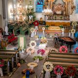 Ein farbenfroher und zugleich unendlich trauriger Anblick: Der weiße Sarg von Ari Behn steht in der Domkirche inmitten von vielen bunten Blumenkränzen.