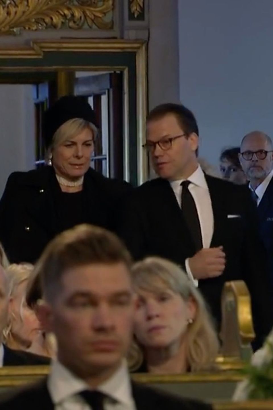 Prinzessin Laurentien und Prinz Daniel schreiten Seite an Seite durch den Osloer Dom zu ihren Plätzen.