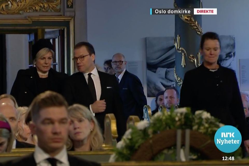 Prinzessin Laurentien und Prinz Daniel schreiten Seite an Seite durch den Osloer Dom zu ihren Plätzen.
