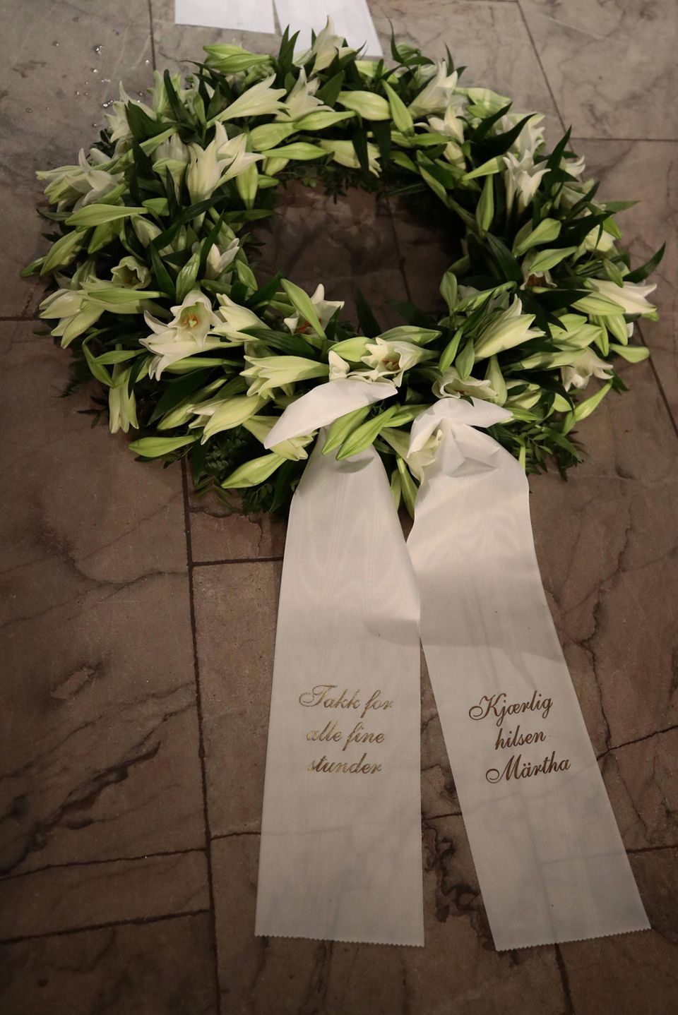 Ari Behn (†): Prinzessin Märtha Louise dankt per Blumenkranz für alle "guten Stunden". Prinzessin Märtha Louise dankt per Blumenkrank für alle "guten Stunden".