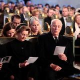 Das norwegische Königspaar Sonja und Harald und dahinter Prinzessin Mette-Marit mit ihrer Tochter Ingrid Alexandra stimmen ein Lied für Ari Behns letzten Weg ein.