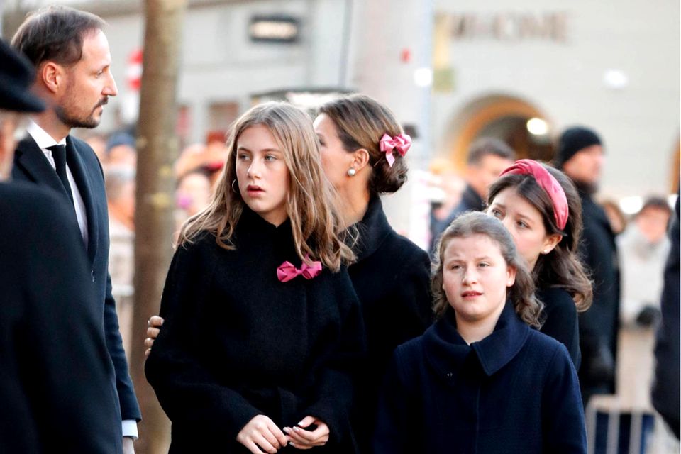 Ari Behn (†): Prinzessin Märtha Louise wartet mit ihren Kindern Leah Isadora, Emma Tallulah und Maud Angelica vor der Domkirche. Neben Märtha steht ihr Bruder, Prinz Haakon. Prinzessin Märtha Louise wartet mit ihren Kindern Leah Isadora, Emma Tallulah und Maud Angelica vor der Domkirche. Neben Märtha steht ihr Bruder, Prinz Haakon.