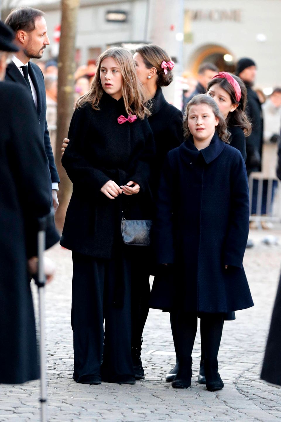 Prinzessin Märtha Louise wartet mit ihren Kindern Leah Isadora, Emma Tallulah und Maud Angelica vor der Domkirche. Neben Märtha steht ihr Bruder, Prinz Haakon.