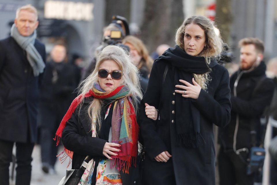 Ebby Rysst Heilmann (rechts) auf dem Weg zur Domkirche. Von wem sie begleitet wird, ist nicht bekannt.