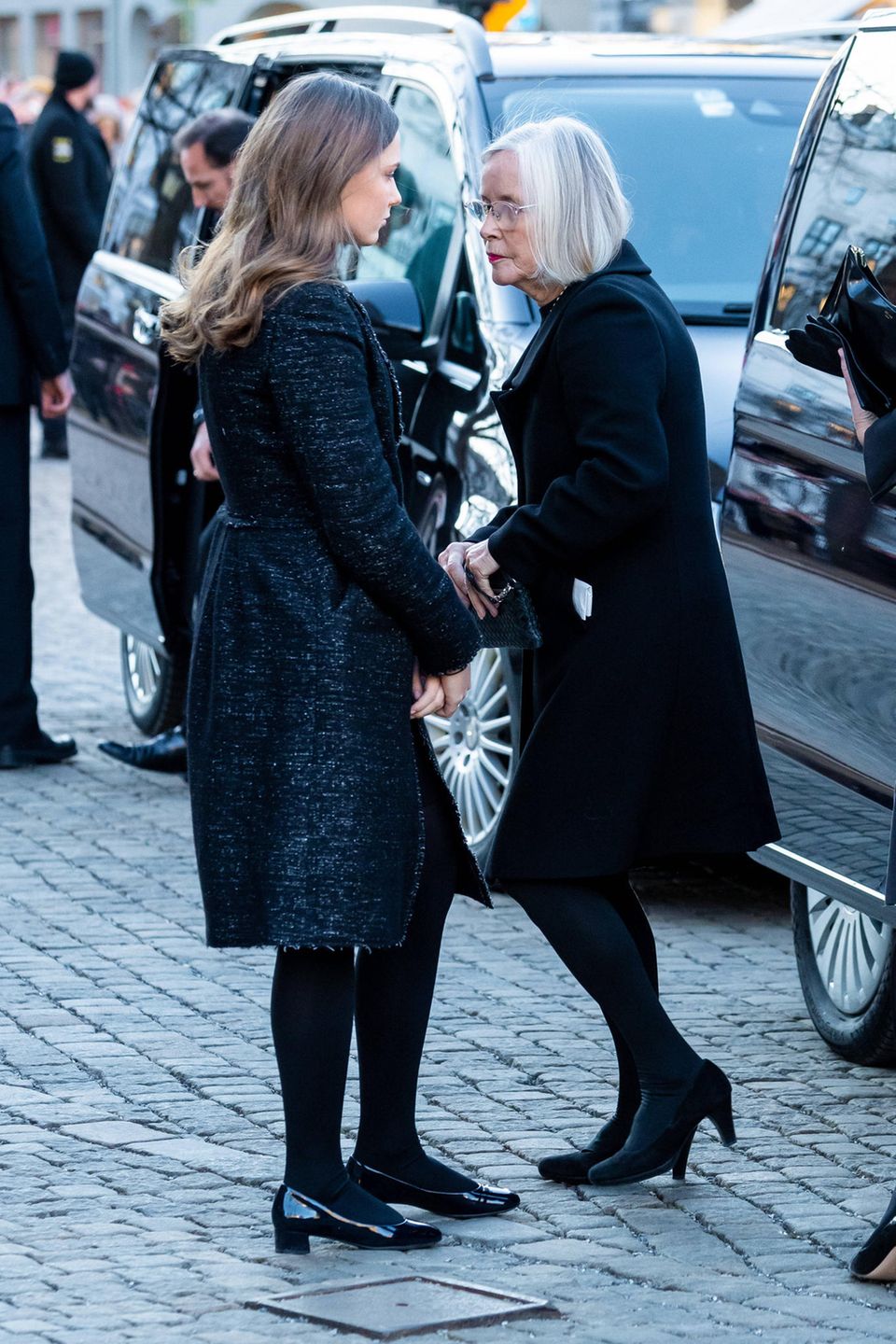 Prinzessin Ingrid Alexandra geht mit ihrer Großmutter mütterlicherseits, Marit Tjessem, zur Domkirche.
