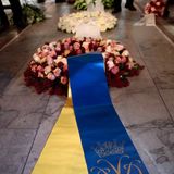 Royale Rosen liegen als Abschiedsgruß bereit.