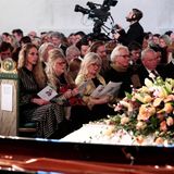 Ari Behns Lebensgefährtin Ebba Rysst Heilmann sitzt am nächsten zum weißen, mit Blumen geschmückten Sarg.