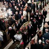 Beim Auszug aus der Domkirche wird Ari Behns Sarg von seinem Vater Olav Bjørshol, seinem Bruder Espen und seinem Schwager Prinz Haakon sowie drei weiteren Freunden getragen. Prinzessin Märtha Louise und ihre drei Töchter folgen.