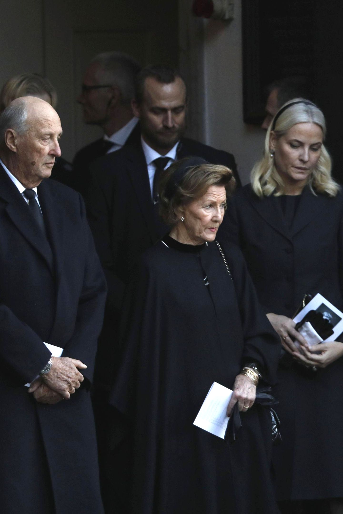 König Harald und Königin Sonja von Norwegen verlassen mit Prinzessin Mette-Marit die Trauerfeier.
