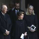 König Harald und Königin Sonja von Norwegen verlassen mit Prinzessin Mette-Marit die Trauerfeier.