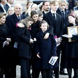 In Tränen verabschiedet die Familie den Sarg auf dem Vorplatz der Domkirche. An der Seite von Königin Sonja und König Harald umarmt Prinzessin Märtha Louise ihre Töchter.