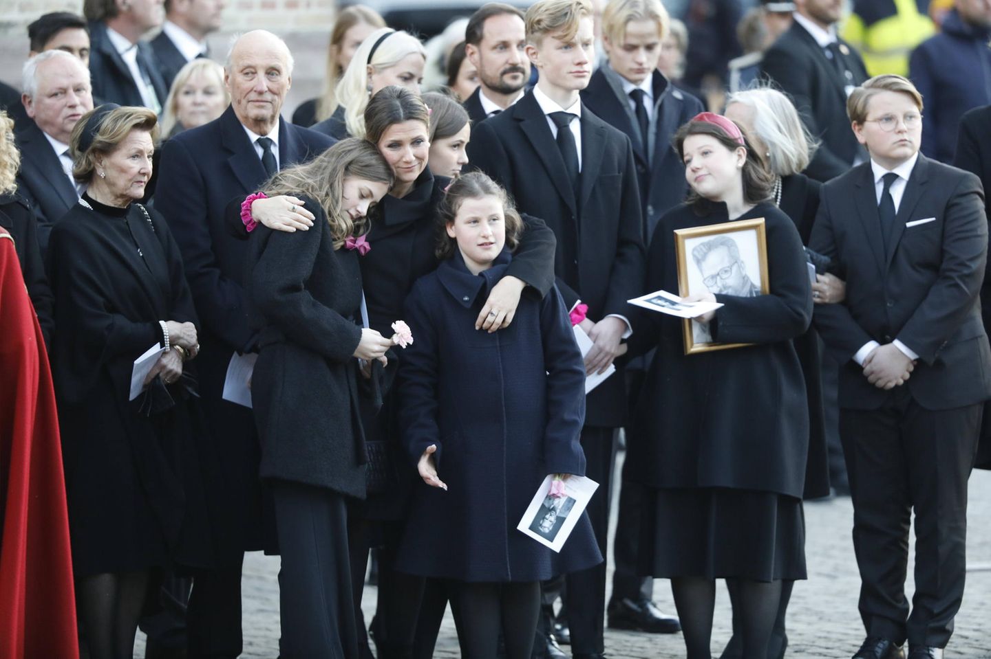In Tränen verabschiedet die Familie den Sarg auf dem Vorplatz der Domkirche. An der Seite von Königin Sonja und König Harald umarmt Prinzessin Märtha Louise ihre Töchter.