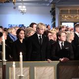 Marius Borg Høiby nimmt zusammen mit seiner Freundin Juliane Snekkestad (l.) und Prinz Sverre Magnus Abschied von Ari Behn.