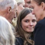 Und auch für seine Enkelin Prinzessin Ingrid Alexandra findet der König die richtigen, tröstenden Worte.