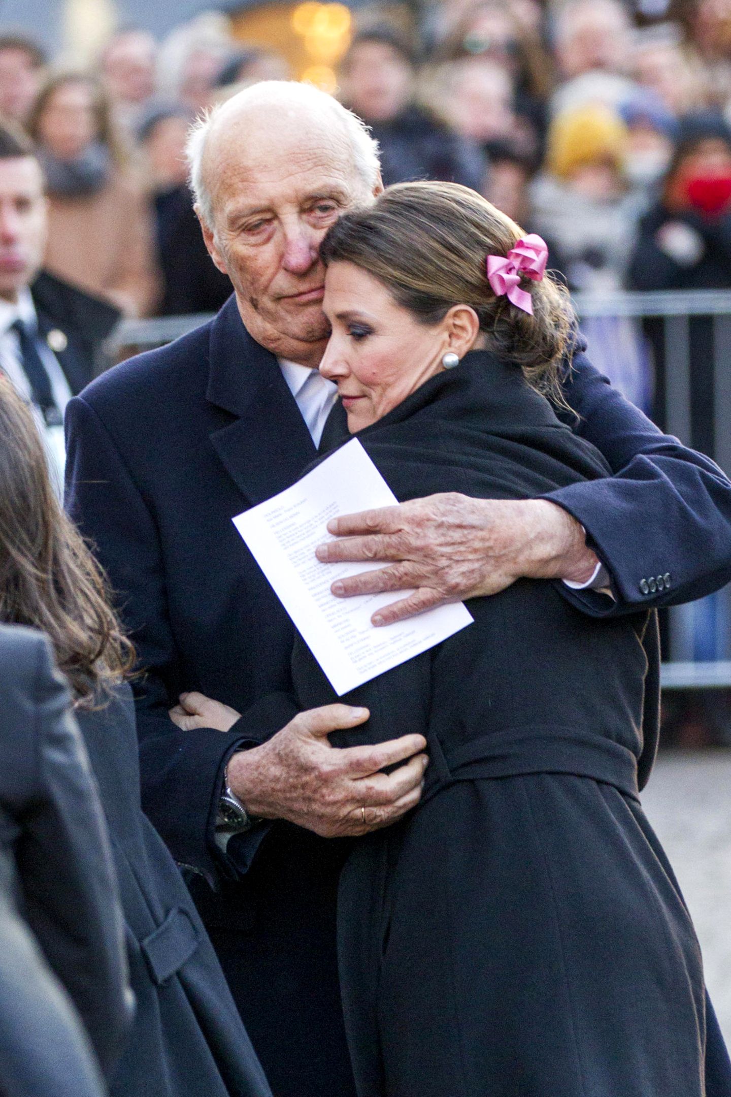 Ganz liebevoll nimmt König Harald seine Tochter Prinzessin Märtha Louise in den Arm.