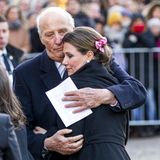 Ganz liebevoll nimmt König Harald seine Tochter Prinzessin Märtha Louise in den Arm.