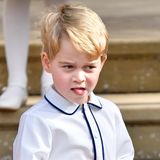 Zur Hochzeit von Prinzessin Eugenie im Oktober 2018 zeigt sich der royale Sprössling ebenfalls in einem weißen Hemd mit dunkelblauer Borde an Kragen und Knopfleiste. 