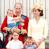Was sehen wir denn da: Prinz George trägt während der Militärparade "Trooping the Colour" am 8. Juni 2019 sein Lieblingshemd. Dieses Mal hat sich der Sechsjährige für die T-Shirt-Variante entschieden. 