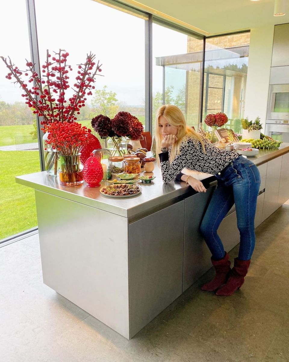 Claudias Küche brilliert durch eine bodentiefe Fenster-Front, der den Blick auf ihren Garten freigibt. Die Blumen finden sich jedoch gebündelt auf ihrer freistehenden Küchenzeile. Claudias Küche brilliert durch eine bodentiefe Fenster-Front, der den Blick auf ihren Garten freigibt. Die Blumen finden sich jedoch gebündelt auf ihrer freistehenden Küchenzeile.