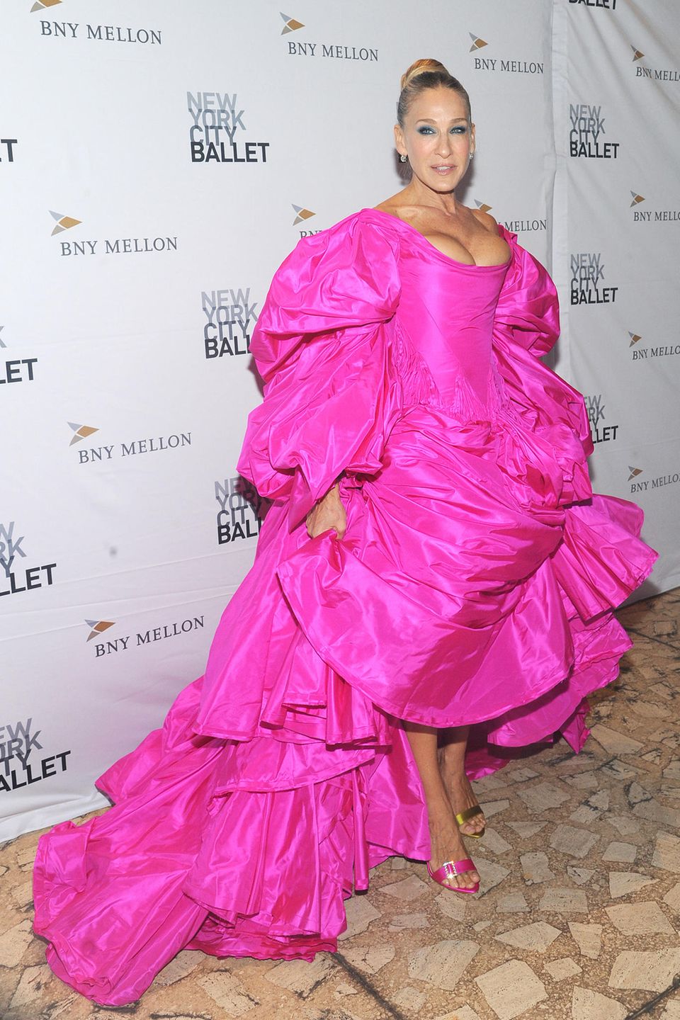 ... wie hier auf der Fashion Fall Gala in New York City. In einem voluminösen pinkfarbenen Kleid stiehlt die 54-Jährige allen anderen Gästen die Show. ... wie hier auf der Fashion Fall Gala in New York City. In einem voluminösen pinkfarbenen Kleid stiehlt die 54-Jährige allen anderen Gästen die Show.