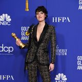 "Fleabag"-Star Phoebe Waller-Bridge gewinnt nicht nur den Golden Globe Award, sondern auch mit ihrem Anzug-Look von Ralph & Russo Couture.