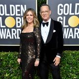 Rita Wilson im schwarzgoldenen Glitzer-Look und Tom Hanks im Tuxedo gehören zu den Glamour-Paaren des Abends.