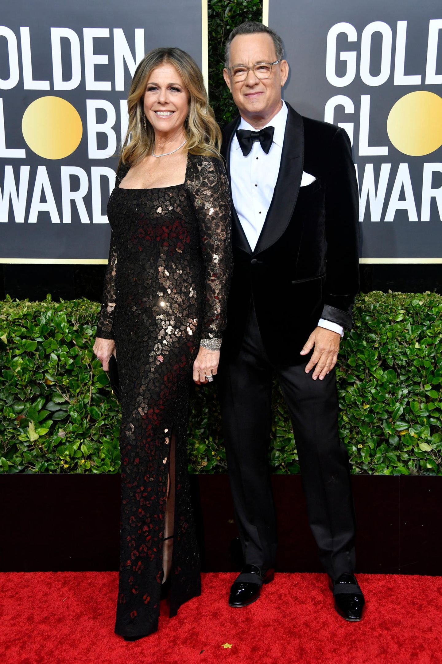 Rita Wilson im schwarzgoldenen Glitzer-Look und Tom Hanks im Tuxedo gehören zu den Glamour-Paaren des Abends.