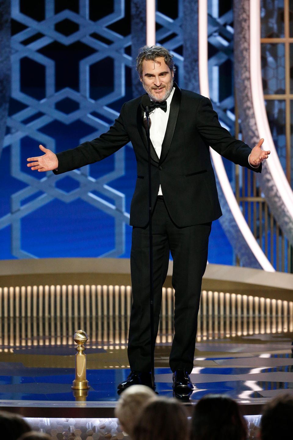 Joaquin Phoenix gewinnt den Golden Globe für den besten Hauptdarsteller in einem Drama - und stellt den Preis während seiner Rede auf dem Boden ab.
