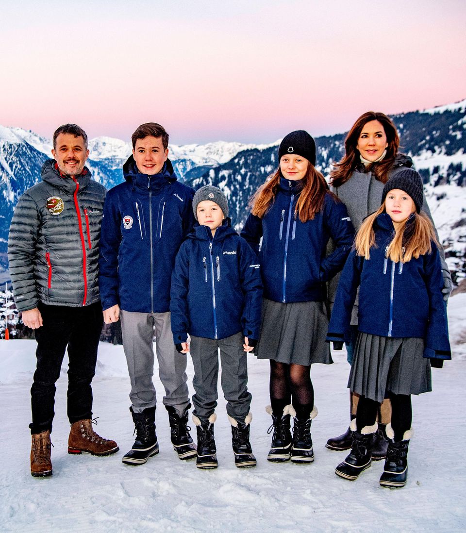 Royal-News: Die dänische Kronprinzenfamilie 6. Januar 2020 Für die dänische Kronprinzenfamilie beginnt ein aufregendes Jahr. Die Geschwister Prinzessin Josephine, Prinz Vincent, Prinzessin Isabella und Prinz Christian besuchen nun die "Lemania-Verbier International School" in der Schweiz. Zu diesem besonderen Lebensabschnitt gibt es auch ein hübsches Familienfoto mit den stolzen Eltern Prinz Frederik und Prinzessin Mary.