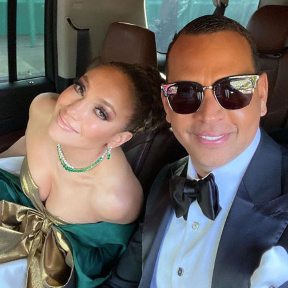 Auf den Weg zu der Verleihung der Golden Globes nehmen sich Jennifer Lopez und ihr Verlobter Alex Rodriguez noch einen kurzen Moment Zeit für ein süßes Pärchen-Selfie. Auch wenn J.Lo am Ende keinen Award für "Hustlers" bekommt, ihren Hauptgewinn hat sie bereits an ihrer Seite.