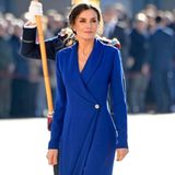 Die Weihnachtsfeiertage sind nun auch für Königin Letizia vorbei. Am Dreikönigstag wohnt sie der "Pascua Militärparade" in einem atemberaubenden blauen Mantelkleid bei. Es ist Tradition, dass Frauen des Königshofes bodenlange Roben tragen. Letizia weiß genau, wie sie dennoch ihre schönen Beine mit einem langen Schlitz in ihrer Wickelrobe in Szene setzt. 