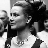 Mit einer ähnlichen, ebenso funkelnden Halskette wird Grace Kelly im Jahr 1960 auf einer Party abgelichtet. Es ist ein großzügiges Präsent ihres Mannes Fürst Rainier III., der ihr das Schmuckstück am Tage ihrer Hochzeit im Jahr 1956 schenkt. Die Diamantenkette wird auf rund 64 Karat geschätzt.
