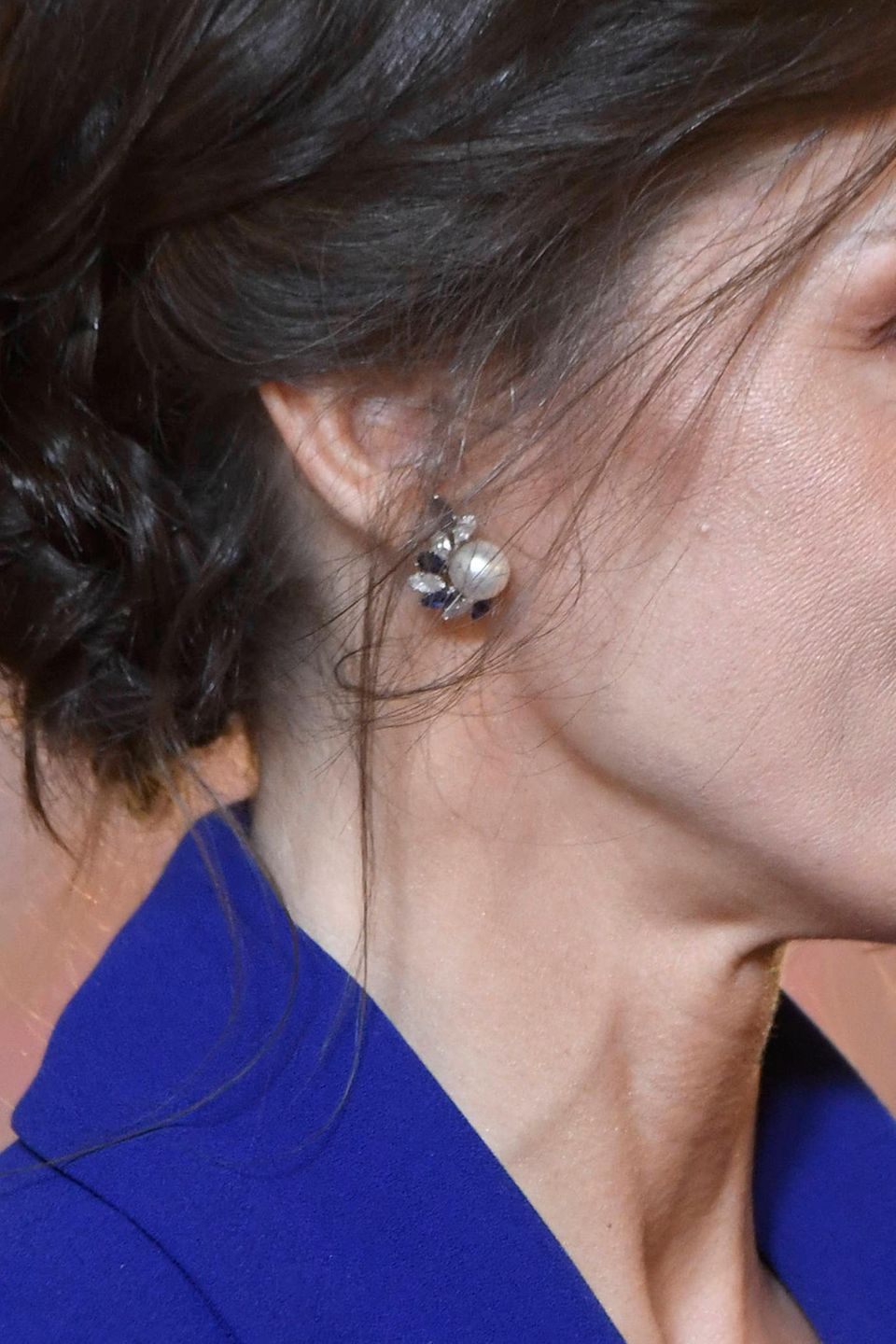 Mit Accessoires hält sich die schöne Monarchin zurück. Das einzige Schmuckstück, welches hinter ihrem tiefsitzenden Chignon-Dutt hervor blitzt, hat jedoch eine rührende Message. Die mit Saphiren und Diamanten verzierten Perlenohrringe waren ein Geschenk zur Hochzeit und stammen aus dem Schmuckkästchen von König Felipes Oma, Maria de las Mercedes. Nach fünfzehn Jahren - zum 20. Sterbetag der Gräfin von Barcelona - trägt Letizia die Ohrringe erneut und zollt ihr damit Anerkennung. Mit Accessoires hält sich die schöne Monarchin zurück. Das einzige Schmuckstück, welches hinter ihrem tiefsitzenden Chignon-Dutt hervor blitzt, hat jedoch eine rührende Message. Die mit Saphiren und Diamanten verzierten Perlenohrringe waren ein Geschenk zur Hochzeit und stammen aus dem Schmuckkästchen von König Felipes Oma, Maria de las Mercedes. Nach fünfzehn Jahren - zum 20. Sterbetag der Gräfin von Barcelona - trägt Letizia die Ohrringe erneut und zollt ihr damit Anerkennung.