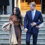 Das royale Paar verlässt mit 15-minütiger Verspätung das "Canada House" am Londoner Trafalgar Square. Weil Meghan ihren Mantel für den kurzen Weg zum Auto nicht wieder anzieht, kommt ihre braun-in-braun-Kombi noch besser zur Geltung. 